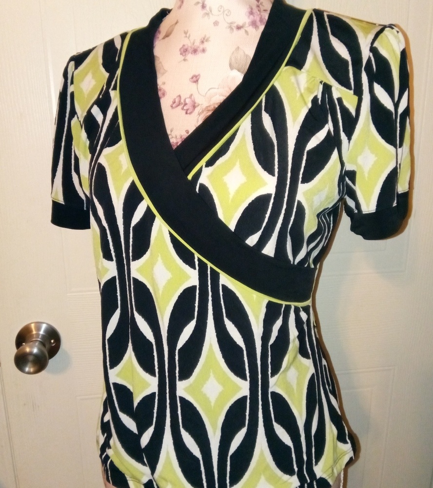Simply French M Lime Black Wrap Front Top